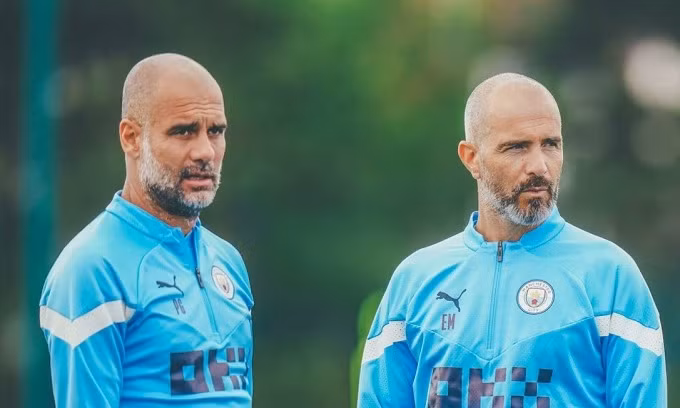 Trợ lý Maresca luôn sát cánh bên Guardiola trên sân tập Man City.