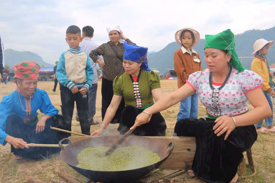 Từ lâu, cốm Ngọc Chiến được người tiêu dùng đón nhận, bởi hương vị thơm ngon. Từ lâu, cốm Ngọc Chiến được người tiêu dùng đón nhận, bởi hương vị thơm ngon.