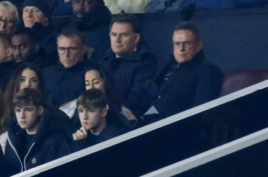 Ralf Rangnick theo dõi trận Man Utd thắng Arsenal 3-2.