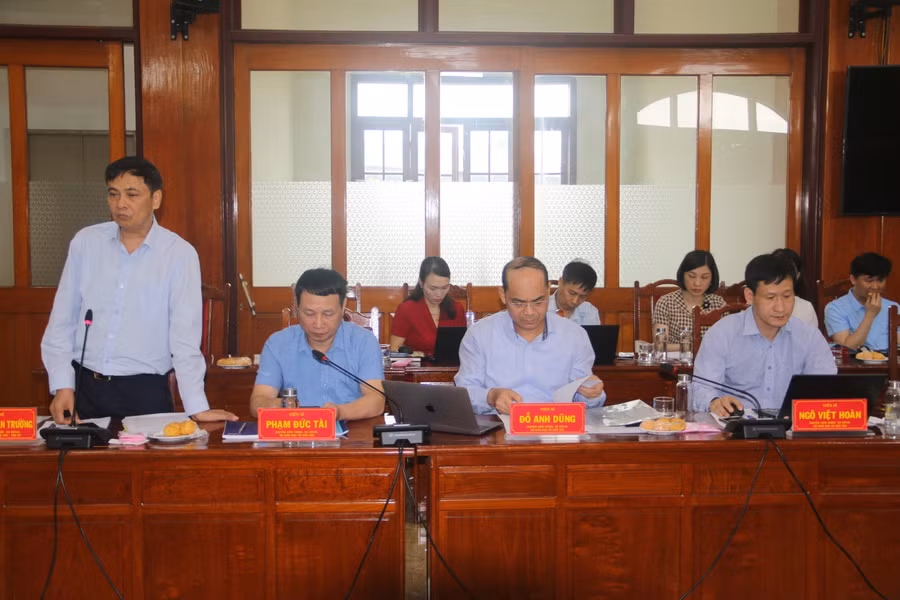 Các thành viên trong đoàn công tác của Bộ GD&amp;ĐT phát biểu.