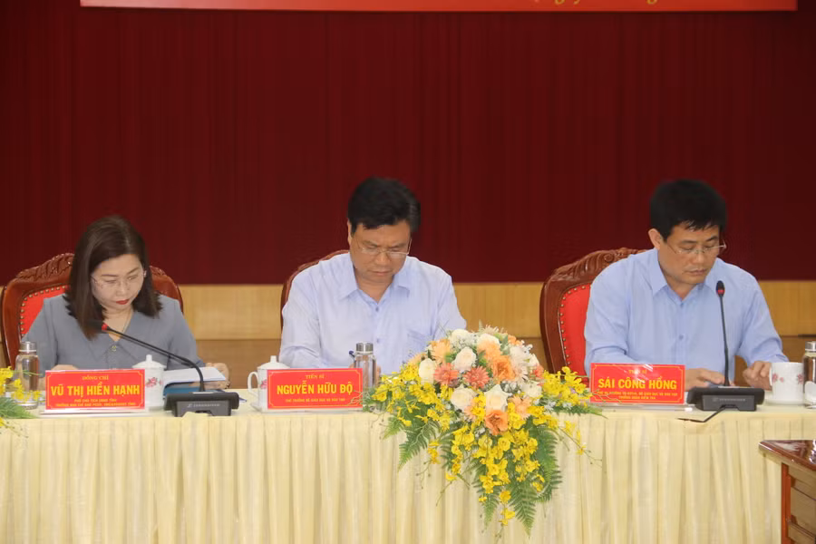 Thứ trưởng Bộ GD&amp;ĐT Nguyễn Hữu Độ cùng đoàn công tác.