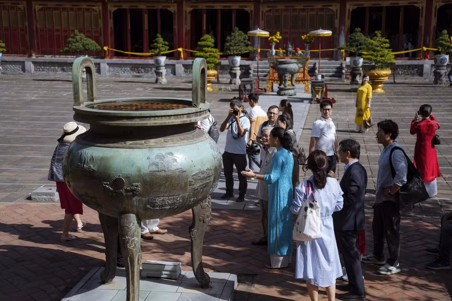 Du khách tham quan tại Triển lãm “Giang sơn Việt Nam trên Cửu Đỉnh".