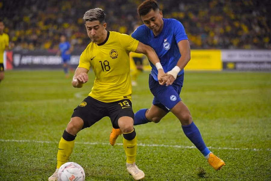 Brendan Gan của Malaysia (trái) và Amy Recha của Singapore tranh bóng trong chiến thắng 4-1 của đội chủ nhà tại Kuala Lumpur. ẢNH: MARK CHEONG. Brendan Gan của Malaysia (trái) và Amy Recha của Singapore tranh bóng trong chiến thắng 4-1 của đội chủ nhà tại Kuala Lumpur. ẢNH: MARK CHEONG.