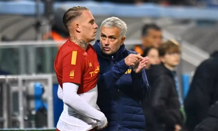 HLV Mourinho căn dặn Rick Karsdorp trước khi vào sân. HLV Mourinho căn dặn Rick Karsdorp trước khi vào sân.