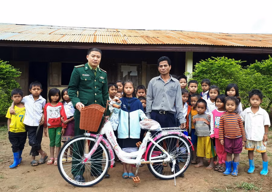 Báo Giáo dục và Thời đại tặng xe đạp cho học sinh trường TH La Lay A Sói