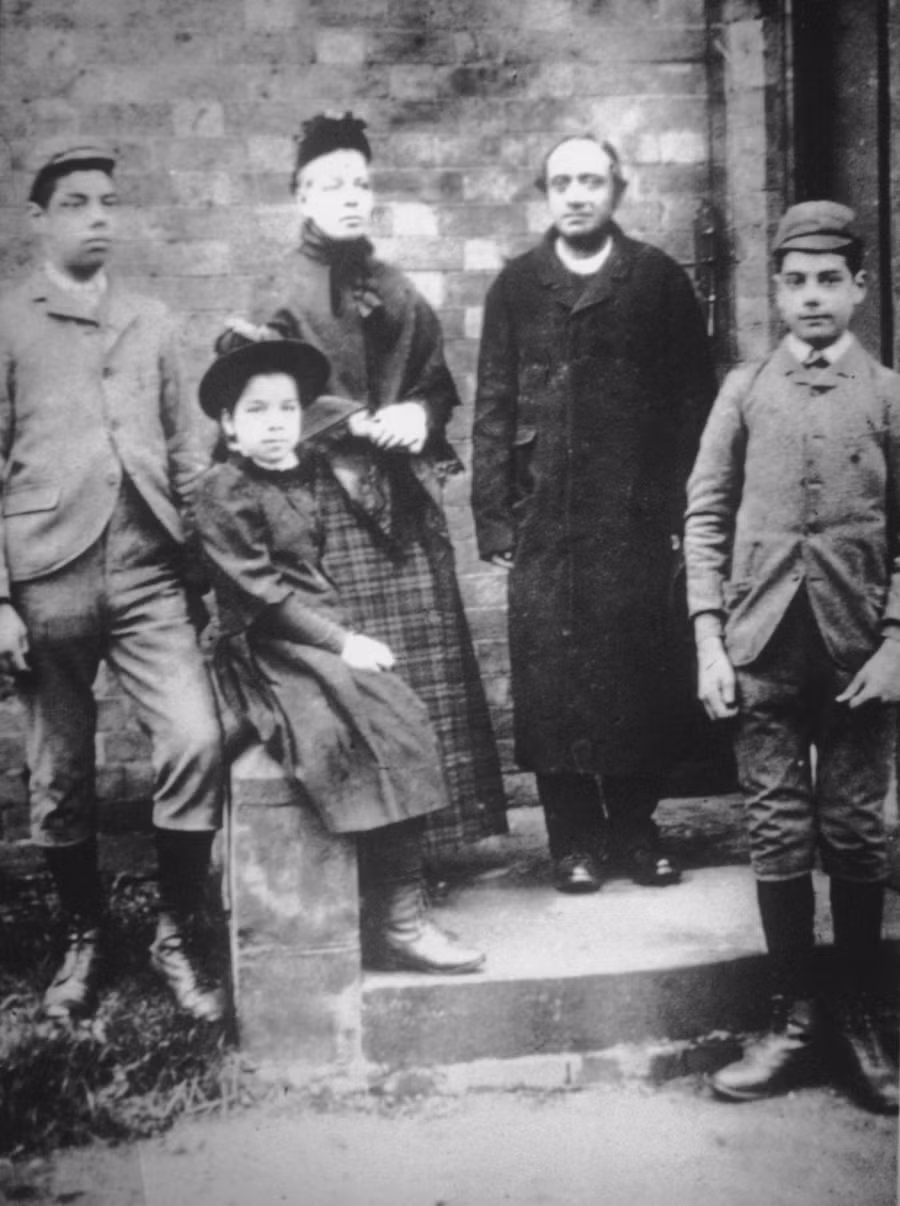 Gia đình nhà George gồm ông bà Shapurji Edalji và Charlotte cùng các con George, Maud, Horace.