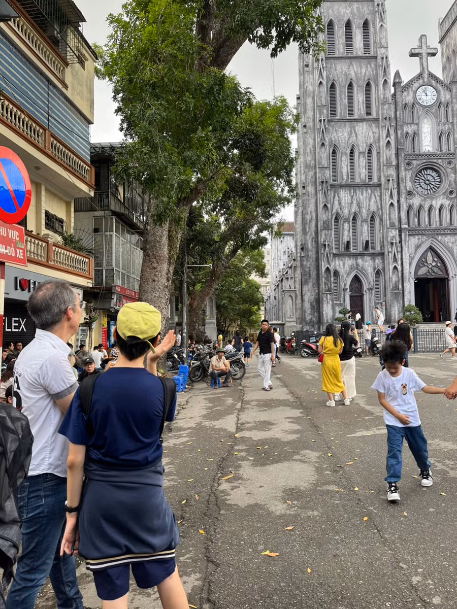 Tuấn Bình làm hướng dẫn viên cho bác Bruno Depale. Ảnh: NVCC