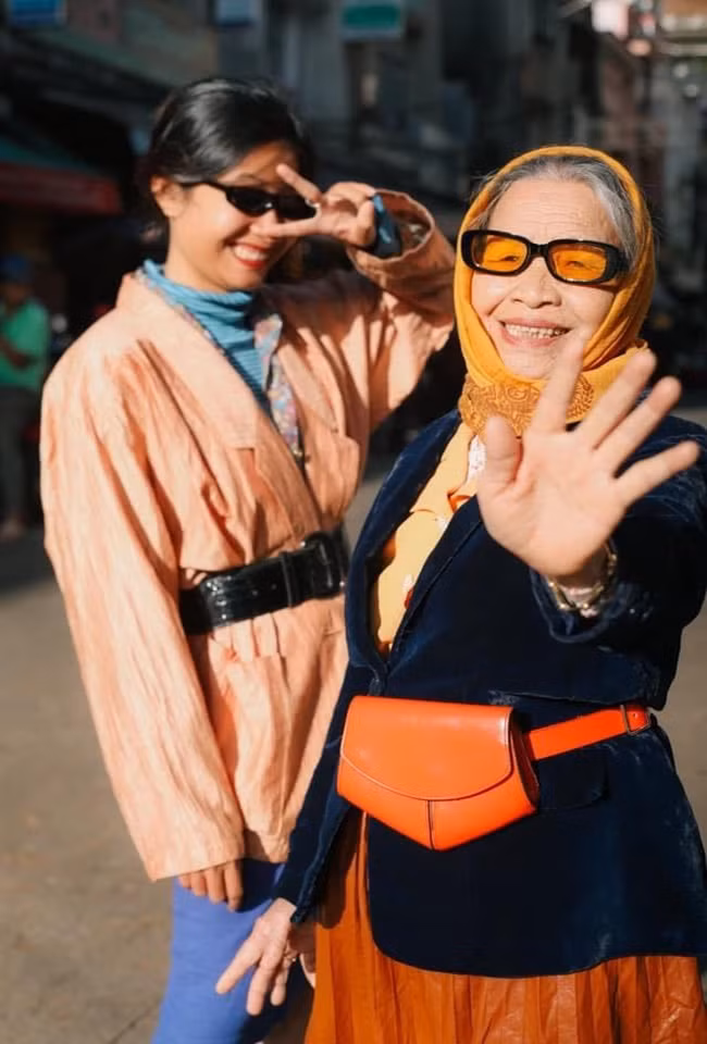 Vì Hương cũng làm photographer nên cô nàng muốn lưu giữ kỷ niệm cùng bà, cô muốn bà được trải nghiệm không chỉ là một chuyến đi mà còn xoá tan khoảng cách lứa tuổi, thế hệ đã để bà mặc trẻ trung, rực rỡ, sành điệu hơn.