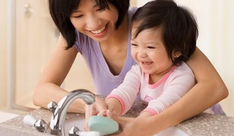 Bố mẹ có thể phòng tránh cảm lạnh cho bé bằng cách rửa tay thường xuyên để loại bỏ vi khuẩn mà bạn có thể bị nhiễm từ việc chạm vào các đồ vật được sử dụng chung với những người xung quanh.