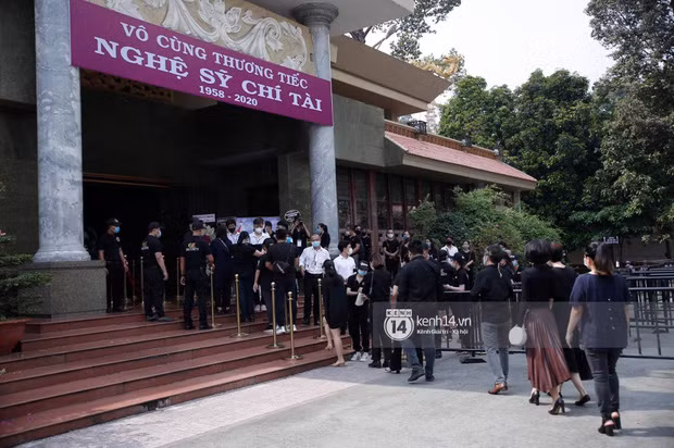 Đông đảo công chúng thực hiện nghiêm túc việc rửa tay sát khuẩn trước khi vào nhà tang lễ. Ảnh: Kênh 14.