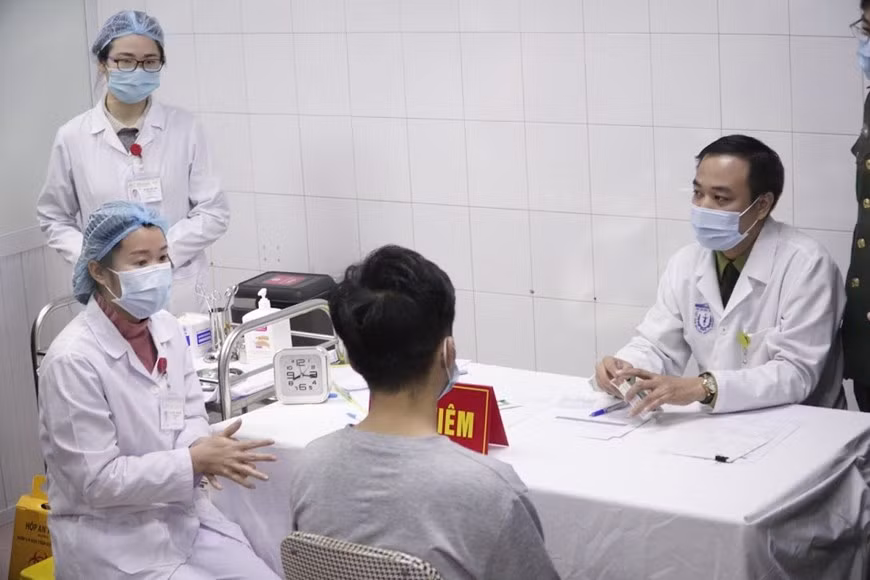 Ngày 17/12 thực hiện tiêm mũi vắc xin đầu tiên cho người tình nguyện tham gia nghiên cứu. Ảnh: Vietnamplus