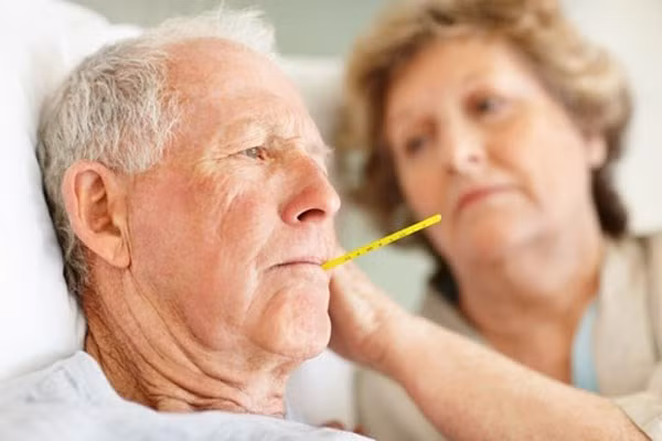 Việc thường xuyên theo dõi và quan tâm đến tình trạng sức khỏe của những người cao tuổi trong mùa đông là rất quan trọng.