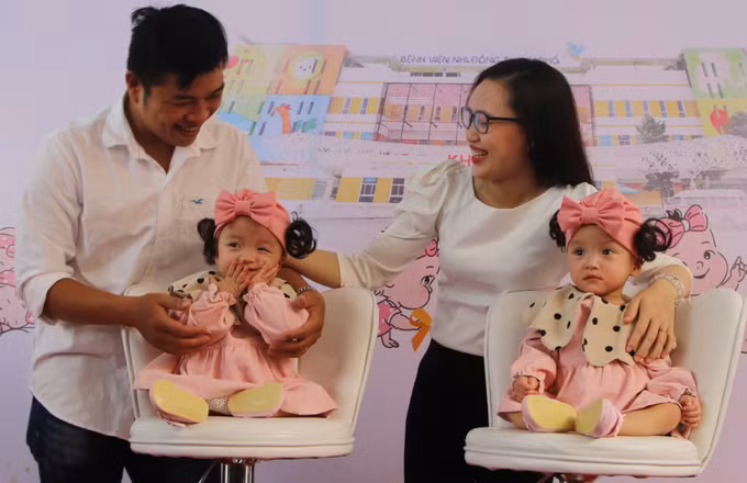Hai chị em Trúc Nhi và Diệu Nhi khoẻ mạnh, tươi vui được ba mẹ đón về sáng 7/10/2020, 85 ngày sau phẫu thuật tách rời và 16 tháng sống tại bệnh viện. Ảnh: Thư Anh.