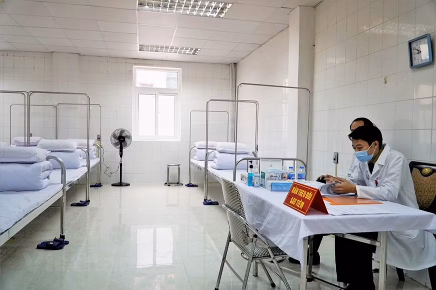 Cơ sở vật chất, các phòng theo dõi sau tiêm được chuẩn bị đầy đủ, có cán bộ y tế trực 24/24 giờ. Ảnh: Vietnam+.