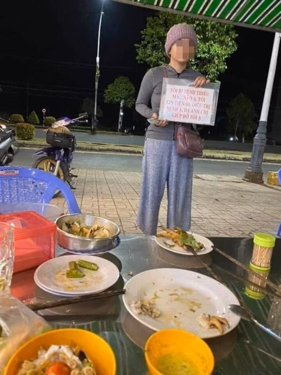 Cô gái cầm biển xin tiền chữa bệnh thiếu máu não đi xe ga, mua vàng gây bức xúc ảnh 1