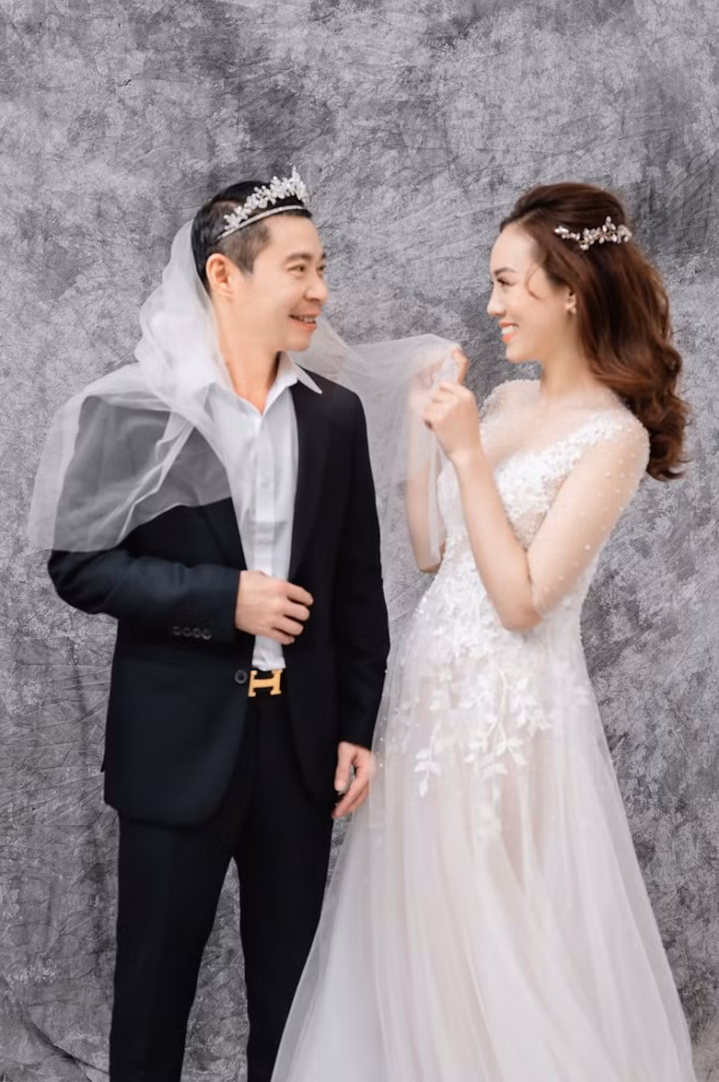 NSND Công Lý và bạn gái vừa hé lộ ảnh cưới trên mạng xã hội ngày 23/12.