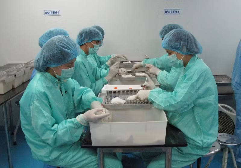 Đơn vị này đã thử nghiệm vaccine Covid-19 trên chuột thành công hồi tháng 6 vừa qua. Ảnh: Nhân dân