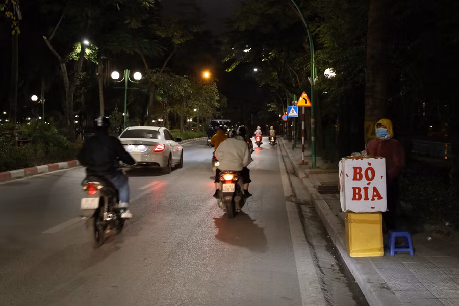 Hà Nội mùa Đông về đêm có nhiều hàng ăn vặt, nhưng do lạnh quá, người đi đường chỉ mong nhanh về nhà để tránh rét, ít người dừng lại để mua hàng ven đường.