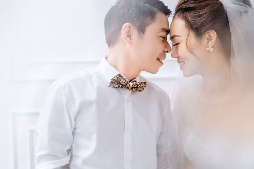 Trong bộ ảnh cưới, cả hai thể hiện có những khoảnh khắc ngọt ngào ...
