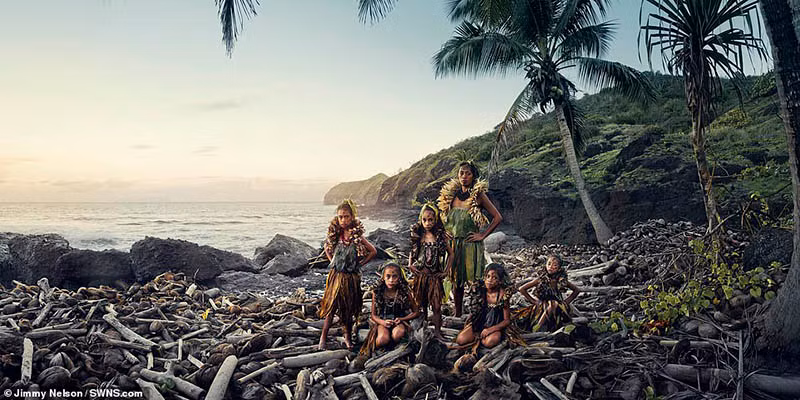 Quần đảo Marquises hay quần đảo Marquesas là một nhóm các đảo núi lửa ở Polynesia thuộc Pháp. Jimmy Nelson đã chụp nhiều bức ảnh cho thấy các cảnh đẹp hoang sơ của 12 hòn đảo ở đây.
