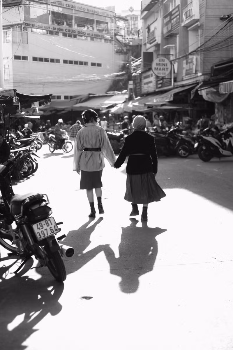 Khi xem lại bộ ảnh, cả hai bà cháu đều rất hài lòng, Hương Phạm thừa nhận dù bản thân đã có cố tỏ ra ngầu rồi nhưng cũng thua xa sự tự nhiên nhưng lại rất khí chất của bà nội.