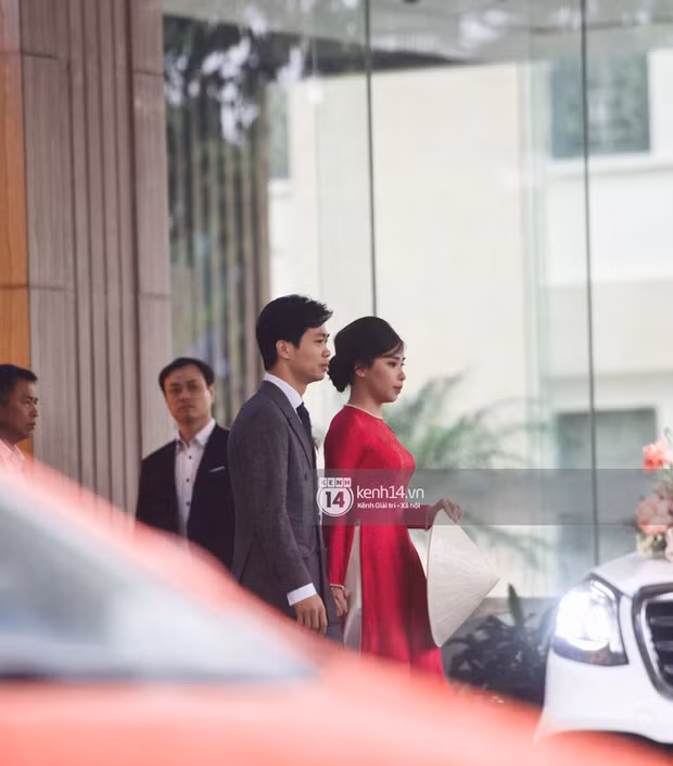Công Phượng rước râu từ một khách sạn hạng sang ở TP Vinh về Nghệ An trong nghi thức truyền thống. Cô dâu mặc áo dài hồng, tay cầm nón lá. Ảnh: Kenh14.