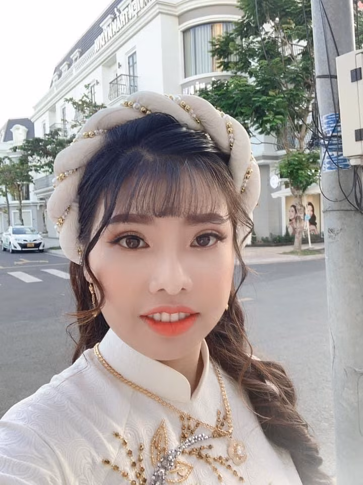 Sau 3 năm quyết tâm "đập mặt đi xây lại" để tìm kiếm hạnh phúc của đời mình, giờ đây Phượng Thị Nở đã sở hữu ngoại hình xinh đẹp.