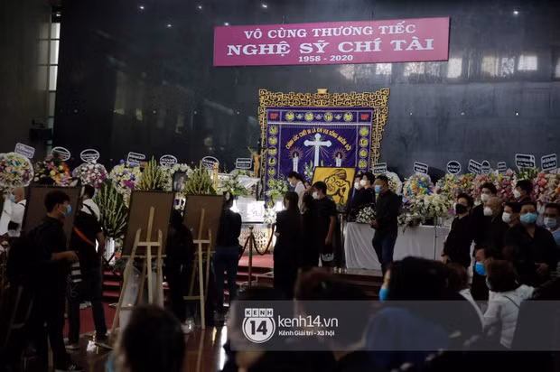 Phía bên trong nhà tang lễ, mọi người vẫn tuân thủ đeo khẩu trang phòng chống mùa dịch. Ảnh: Kenh14.