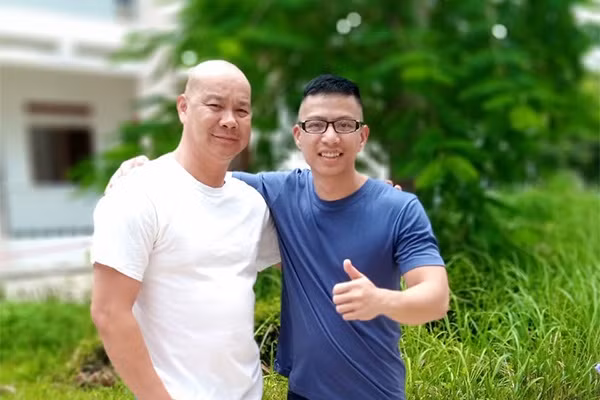 Ngô Minh Hiếu (áo xanh) sau khi ra tù đã được trả tự do về Việt Nam.