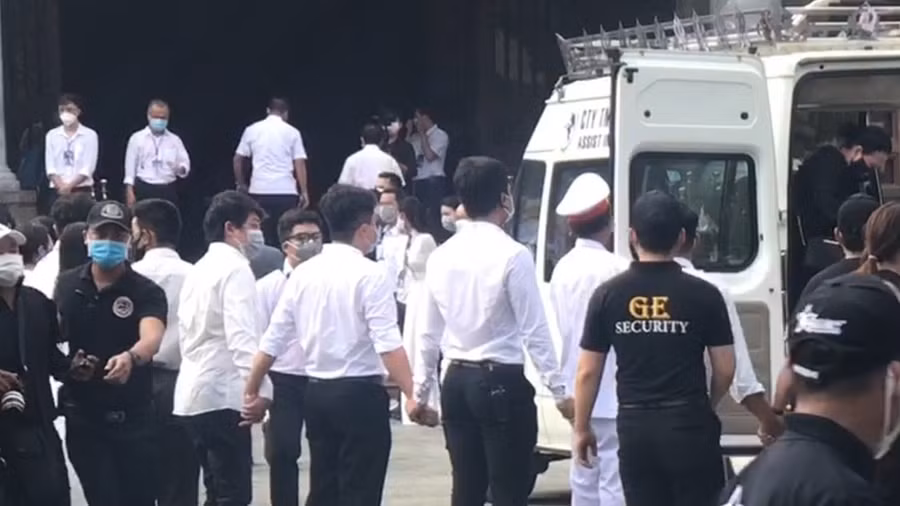 Nghệ sĩ xiết tay làm hàng rào đón linh cữu Chí Tài. Ảnh: Thanh niên