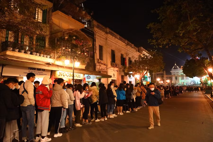 Khoảng 20h tối 31/12, hàng trăm người xếp hàng tại phố Tràng Tiền để vào khu vực countdown Heineken. Ảnh: Hoài Anh.
