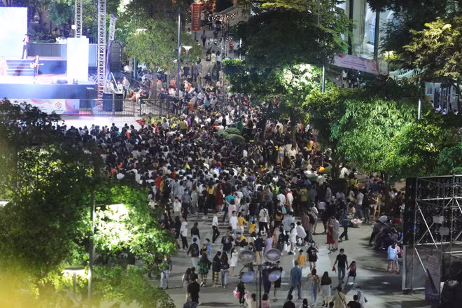 Biển người đứng chờ đón chương trình biểu diễn nghệ thuật chào đón năm mới Countdown 2021 trên phố đi bộ Nguyễn Huệ. Ảnh: Tứ Quý.