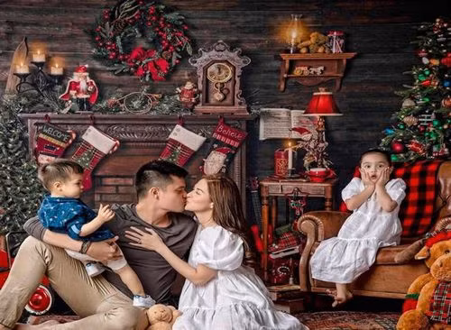 Mới đây, bộ ảnh gia đình mỹ nhân Philippines - Marian Rivera đón Giáng sinh lung linh ấm áp được đăng tải lên mạng xã hội thu hút sự chú ý của cư dân mạng.