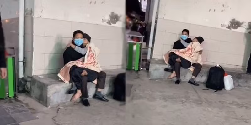 Hình ảnh nam thanh niên bế mẹ già chờ khám bệnh khiến nhiều người xúc động.