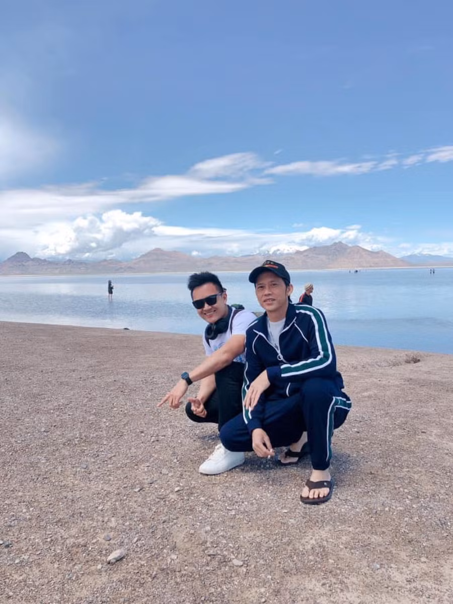 Con trai Hoài Linh chúc mừng sinh nhật bố đăng kèm bức ảnh chụp chung với Hoài Linh.