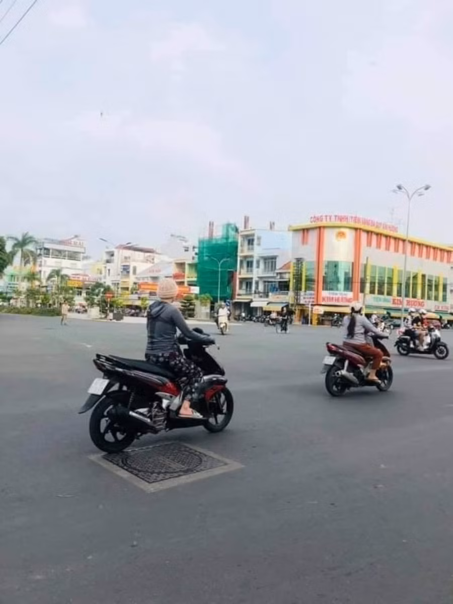 Cô gái cầm biển xin tiền chữa bệnh thiếu máu não đi xe ga, mua vàng gây bức xúc ảnh 2