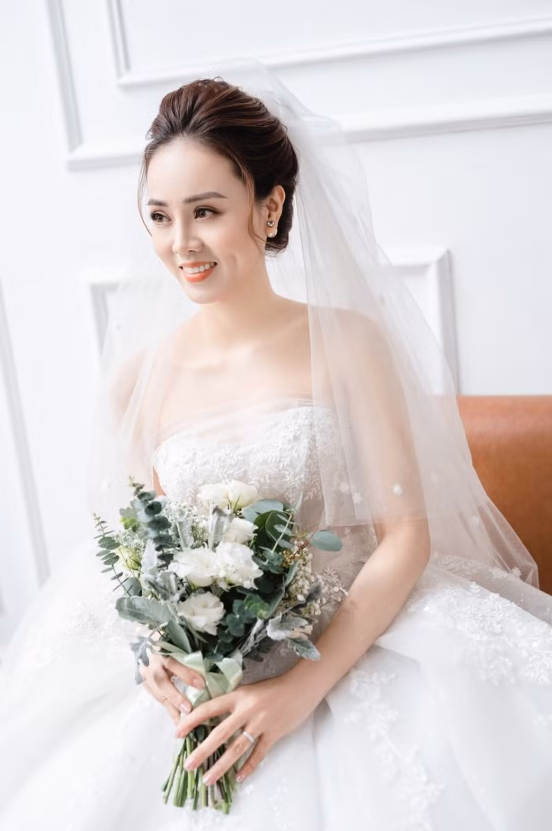 Vợ chưa cưới của NSND Công Lý, sinh năm 1989, hiện làm trong ngành báo chí, cô từng lọt top 20 Hoa hậu Du lịch Việt Nam 2008.