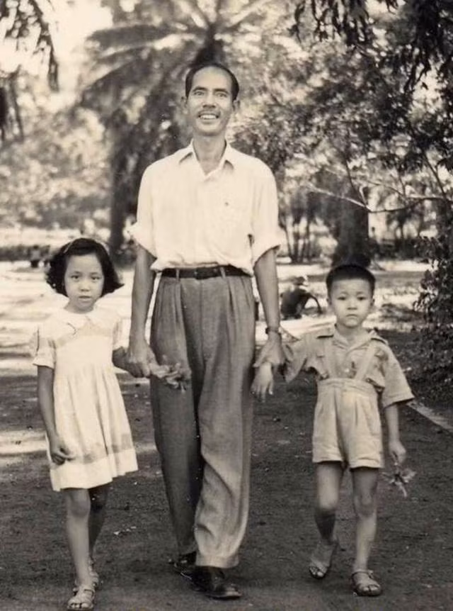 Nhà văn Nhất Linh (giữa) đi dạo với các cháu. Ảnh tư liệu của bà Trương Kim Anh.