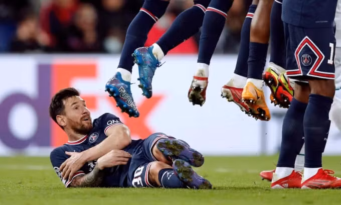Messi có tới 2 lần phải nằm rào trong trận gặp Man City.