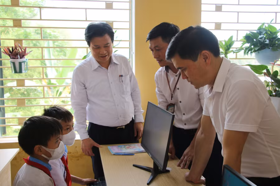 Thứ trưởng Nguyễn Hữu Độ (bên trái) trò chuyện cùng học sinh.