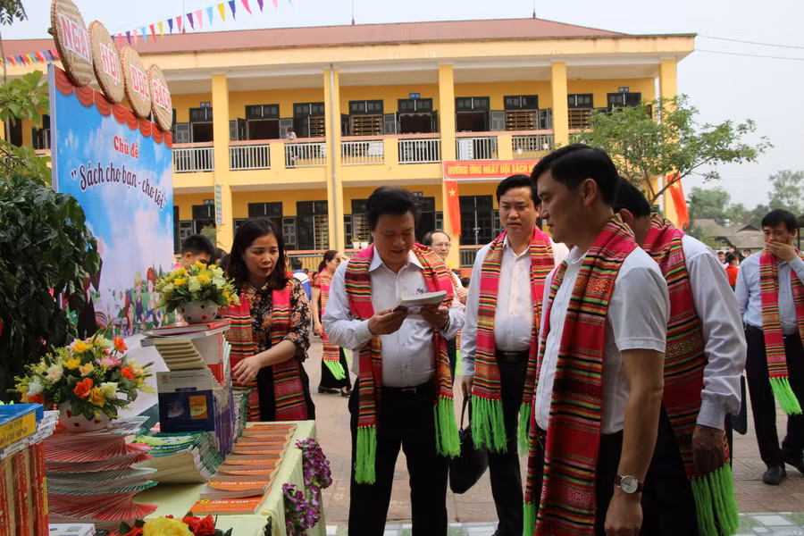Thứ trưởng Nguyễn Hữu Độ cùng đoàn công tác thăm gian trưng bày sách giáo khoa.