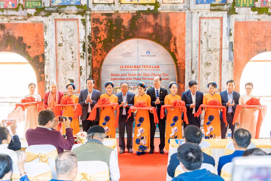 Các đại biểu, khách mời cắt băng khánh thành triển lãm.
