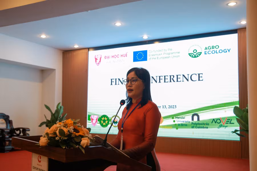 T.S Đỗ Thị Xuân Dung - Phó Giám đốc ĐH Huế trao đổi về chương trình liên kết đào tạo thạc sĩ nông nghiệp tại hội thảo.