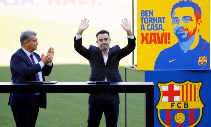 Xavi trong buổi lễ ra mắt Barca chiều 8/11.