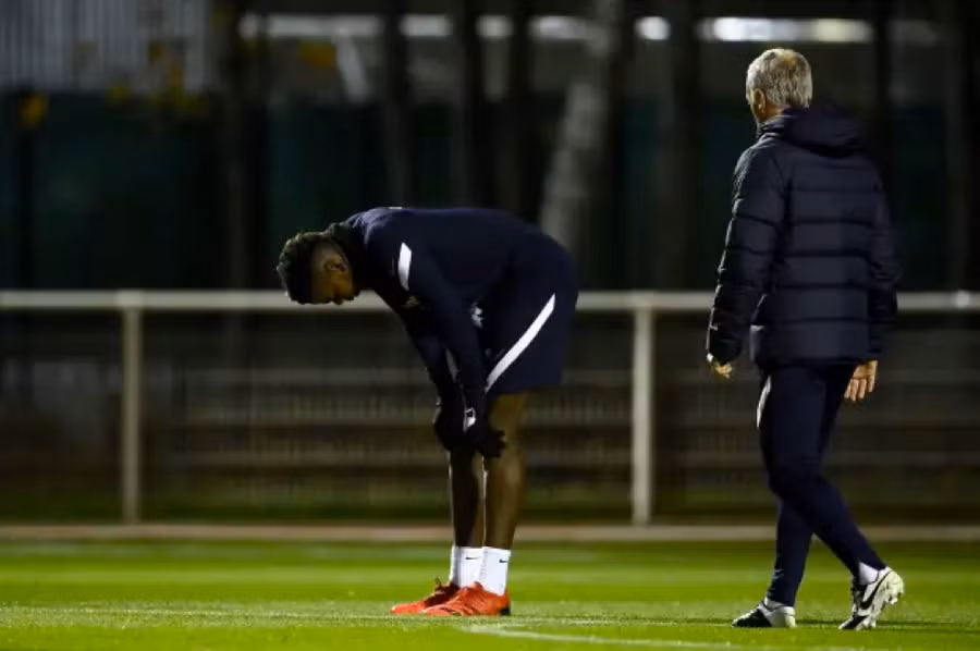 Pogba cúi xuống tỏ vẻ đau đớn.