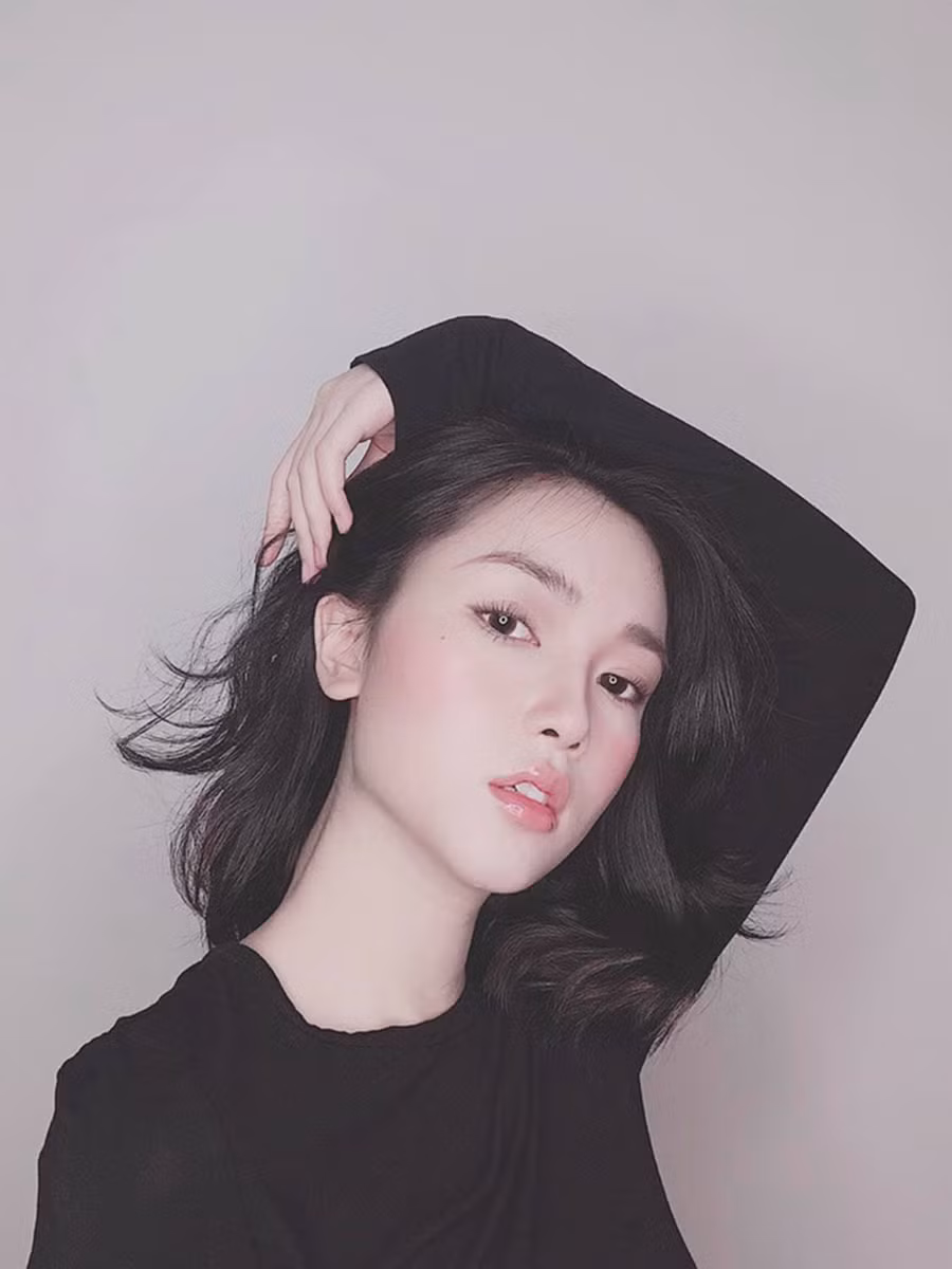 Khánh Linh có gương mặt xinh đẹp, đường nét hài hòa. Cô hiện là MC kiêm biên tập viên của một kênh truyền hình.