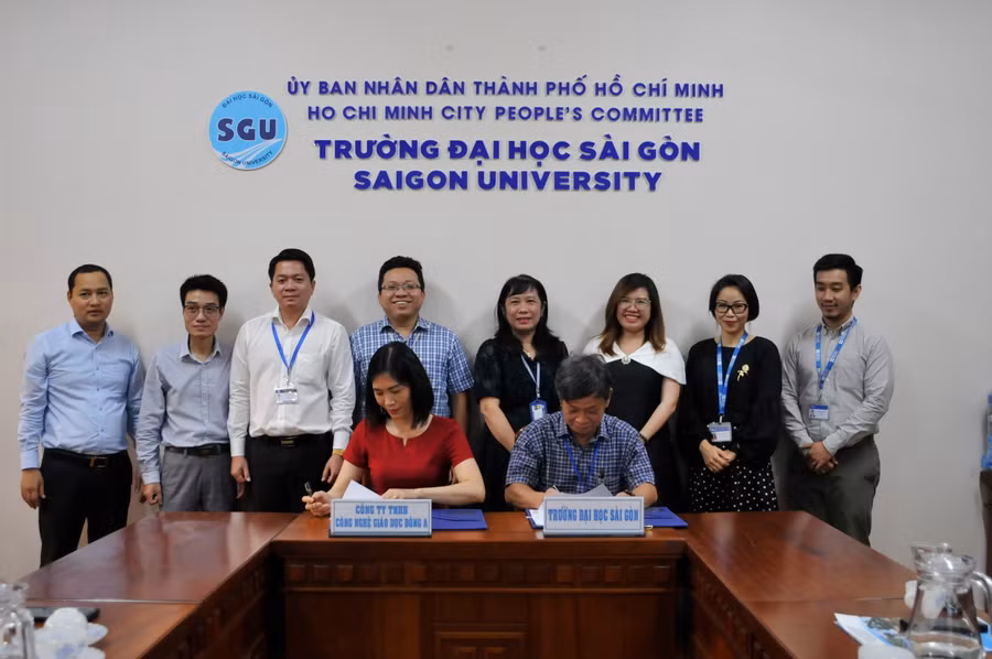 PGS.TS Phạm Hoàng Quân - Hiệu trưởng Trường ĐH Sài Gòn ký thỏa thuận hợp tác với đại diện Công ty Trách nhiệm hữu hạn Công nghệ Giáo dục Đông A.