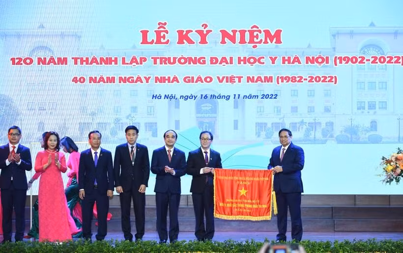 Thủ tướng trao Cờ thi đua của Chính phủ cho Trường ĐH Y Hà Nội.