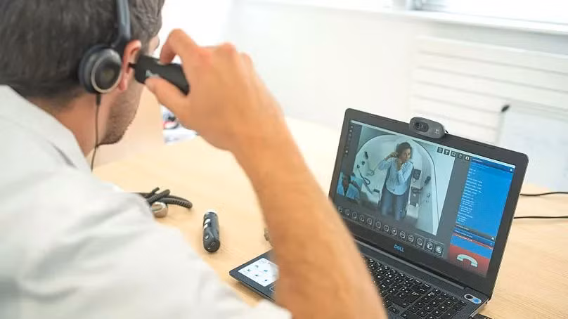 Bác sĩ trong cuộc gọi video hướng dẫn bệnh nhân cách sử dụng ống soi tai và các dụng cụ khác để tự khám sức khỏe. Bác sĩ trong cuộc gọi video hướng dẫn bệnh nhân cách sử dụng ống soi tai và các dụng cụ khác để tự khám sức khỏe.