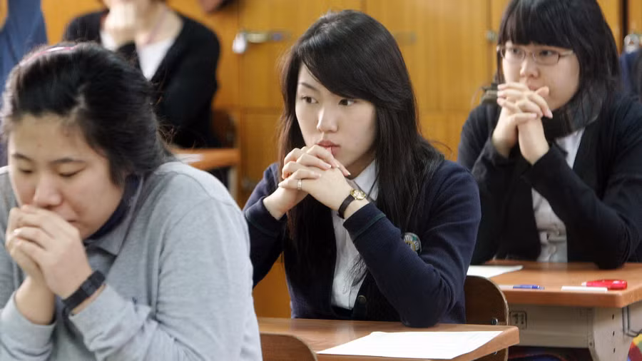 Thí sinh Hàn Quốc tham dự kỳ thi tuyển sinh đại học quốc gia. Ảnh: INT